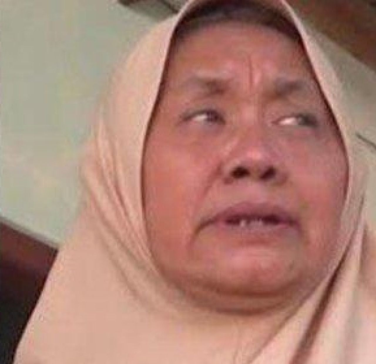 Foto Penjual gorengan saat meratapi nasibnya