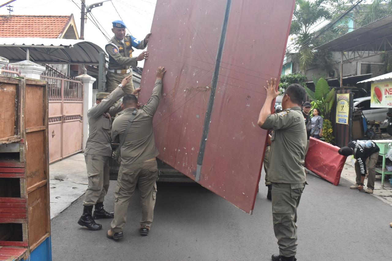 pencegahan penertiban judi burung merpati, Satpol PP kota Surabaya membongkar Bekupon di daerah Petemon (Foto: Dok istimewa)