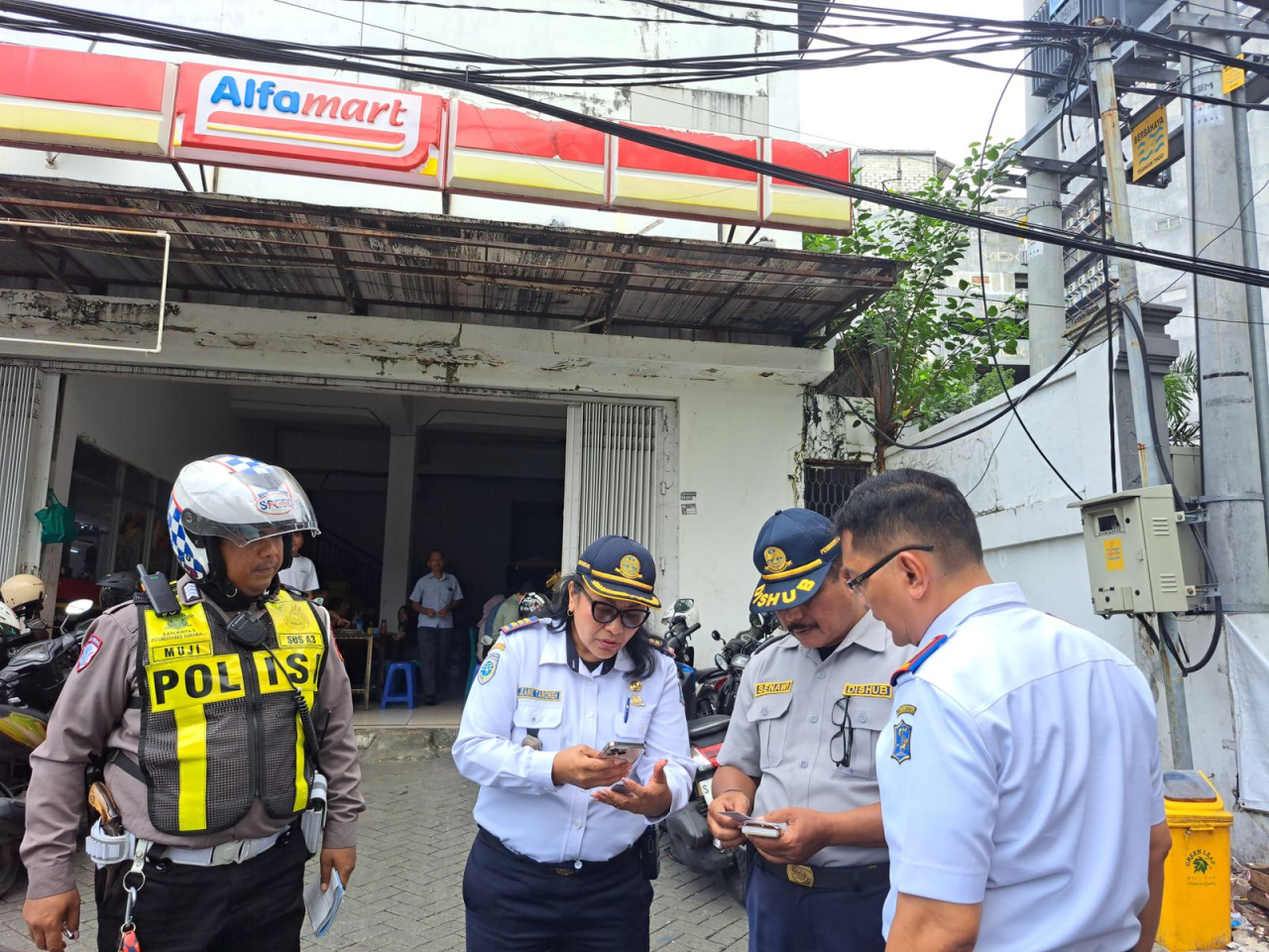 tim gabungan Dinas Perhubungan kota Surabaya bersama Gartap III Surabaya, Satlantas Polrestabes Surabaya, Sat Samapta, satpol PP dan Bapenda Surabaya saat melaksanakan penindakan jukir liar di toko Modern (Foto: dok istimewa)