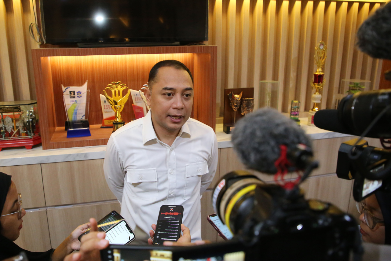 Wali Kota Surabaya Eri Cahyadi meminta  Dinas Kependudukan dan Pencatatan Sipil (Dispendukcapil) Kota Surabaya harus bebas pungli  (Foto: dok istimewa)