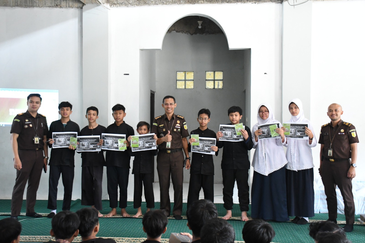 Kejati Jabar Edukasi Siswa SMP di Bandung soal Bahaya Game Online