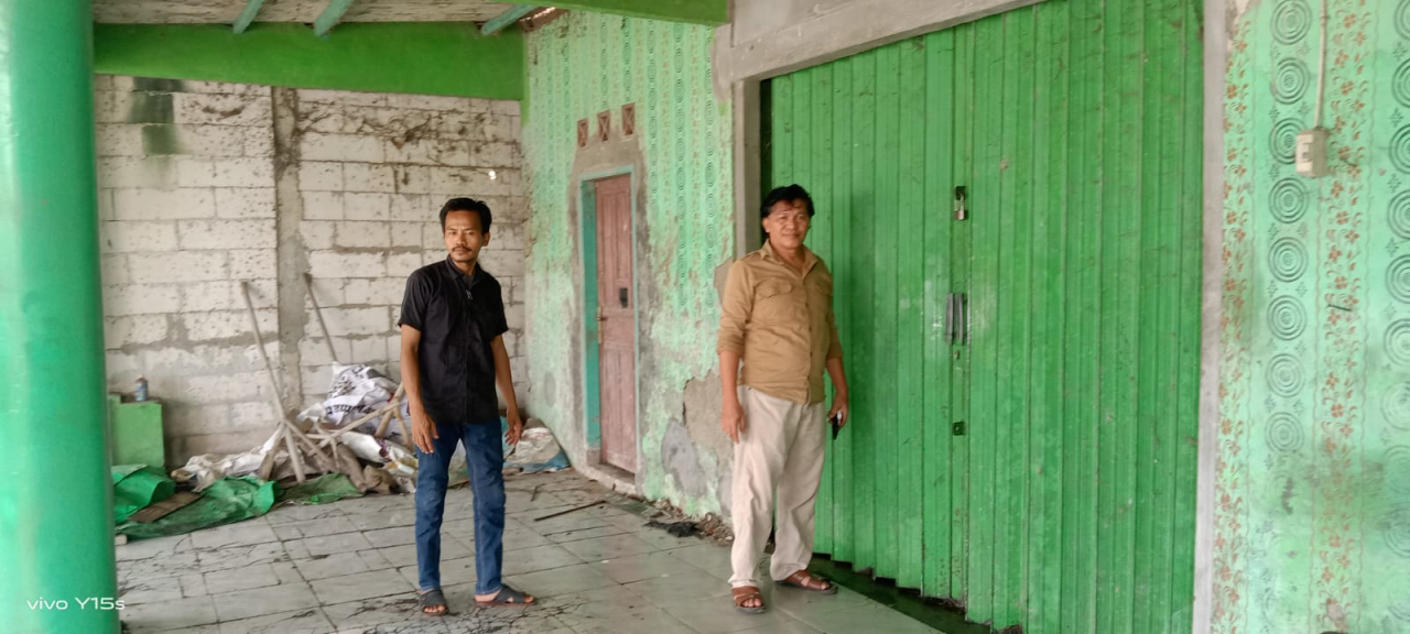 Kanit Reskrim Polsek Pedes Aiptu Manat Purba bersama Bripka Heri saat mendatangi lokasi yang diduga menimbun BBM jenis Solar bersubsidi (Foto: Dok /@di karawang)