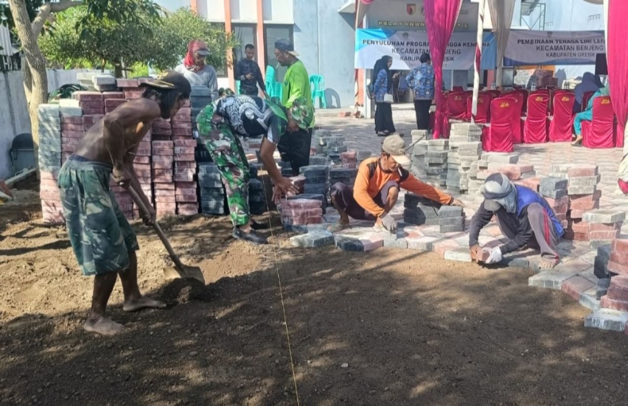 Pemasangan Paving Blok Balai Desa Banter Hampir Rampung, TMMD ke-124 Kodim 0817/Gresik Terus Tancap Gas