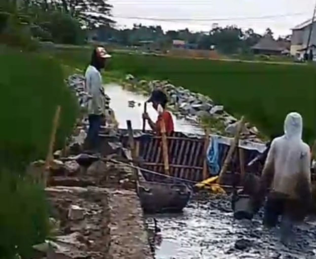Pembangunan Drainase dusun Krajan Bayur Lor Diduga Tidak Sesuai Spesifikasi