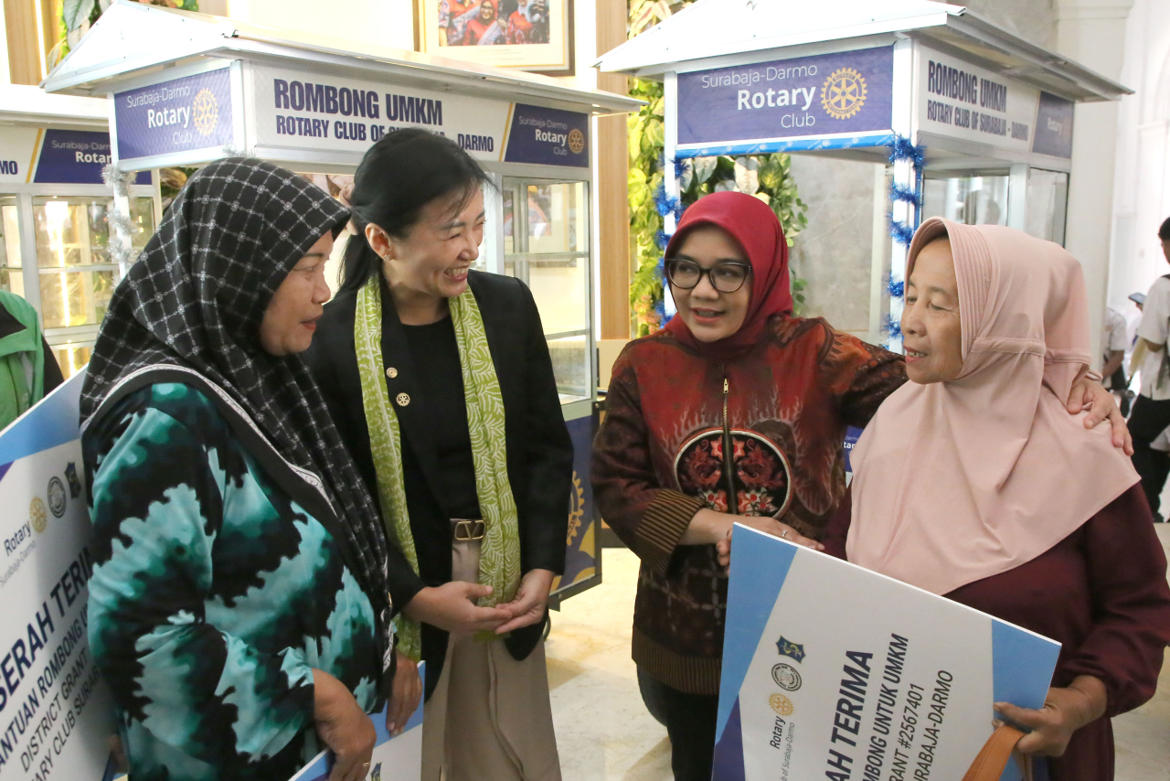 Dorong Kesejahteraan Perempuan, Pemkot-Rotary Club Surabaya-Darmo Beri Rombong untuk Modal Usaha