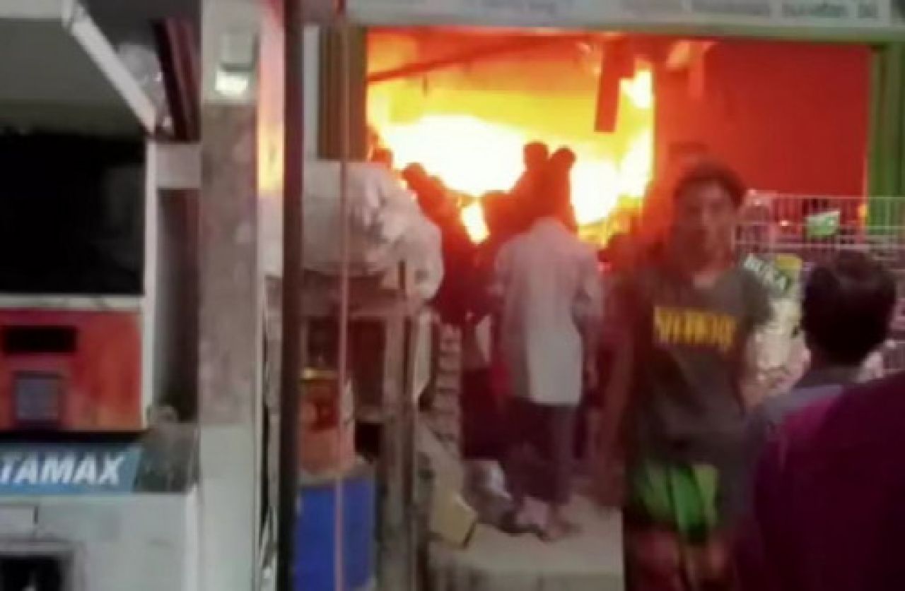 Anak Main Lilin, Toko Kebakaran di Bojonegoro