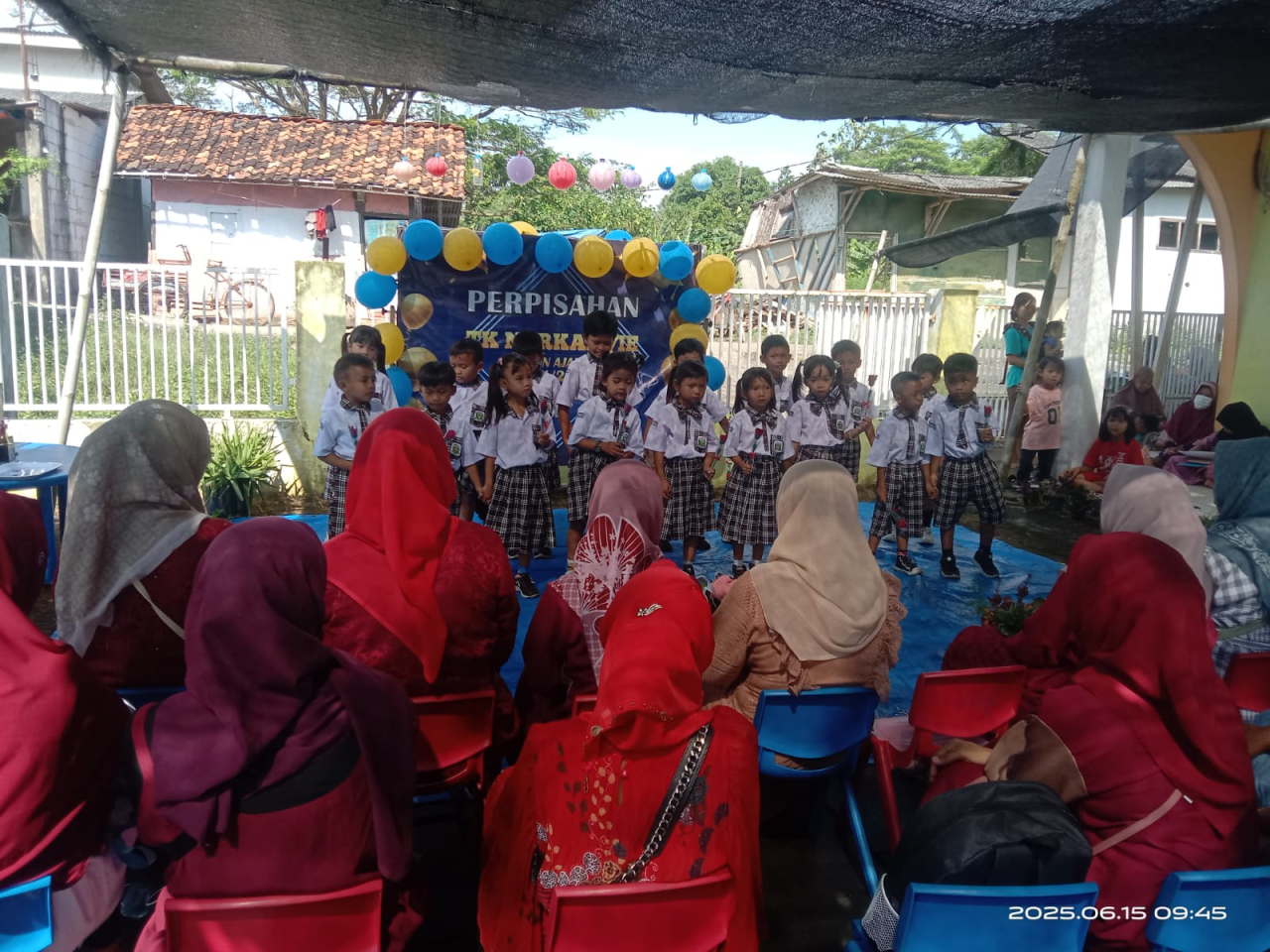 Perpisahan TK Nurkahvie Desa Cilamaya Kecamatan Cilamaya Wetan Berlangsung Meriah