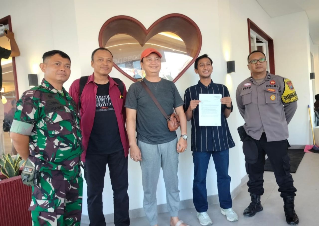 Foto : Bhabinkamtibmas dan Babinsa mendampingi management kopi kenangan bersama ketua RW dan ketua kooperasi