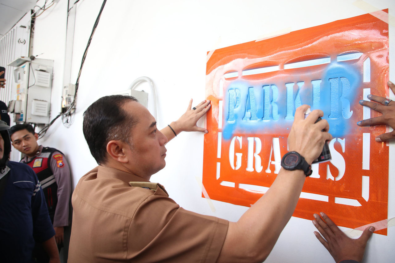 Akibat Jukir Liar, Wali Kota Eri Cahyadi Segel Lahan Parkir Toko Modern di Dharmahusada
