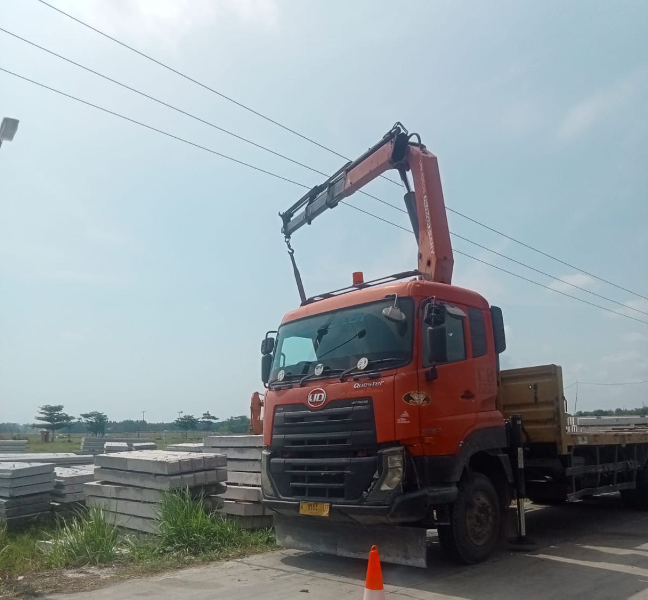 Driver Crane Proyek Pemeliharaan Irigasi di Klepek Kesetrum Listrik Saat Turunkan Tiang Pancang