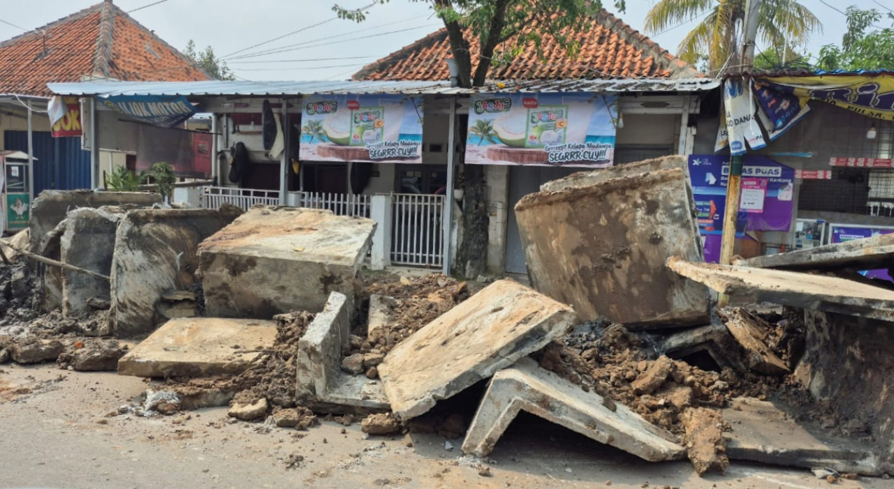 Pemborosan uang negara, Dinas PUPR bidang SDA melakukan pembongkaran U-dicth yang berada di dua lokasi kabupaten Karawang. (Foto: Dok @di karawang)