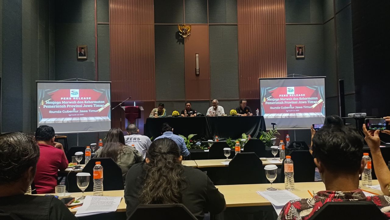 Foto : Ketua MAKI Jatim saat menggelar jumpa pers