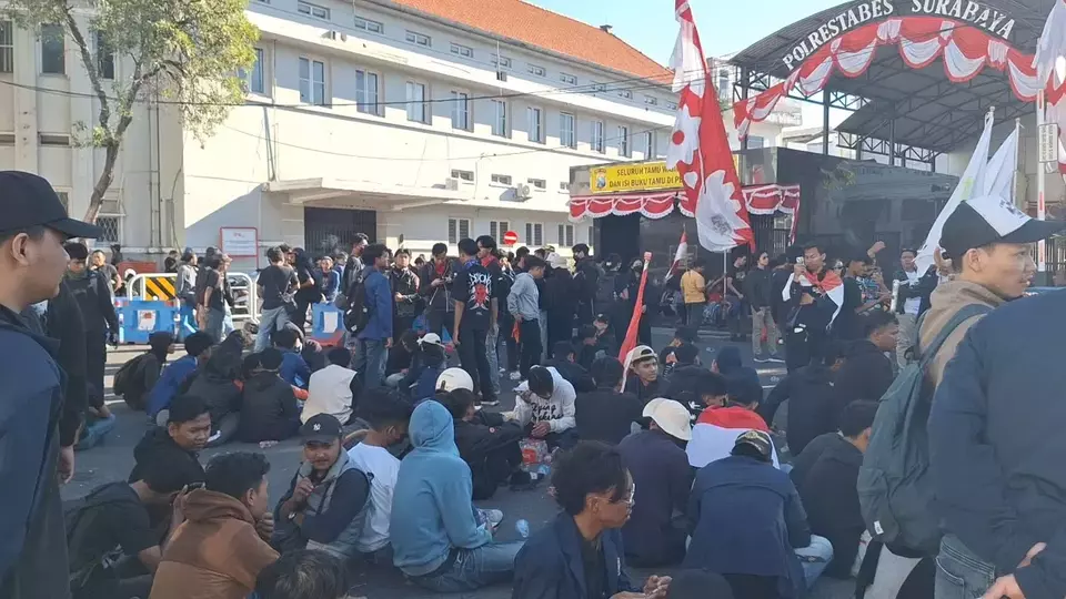 Keos Pecah, Demo Mahasiswa Polrestabes Surabaya Imbas Penangkapan Rekannya