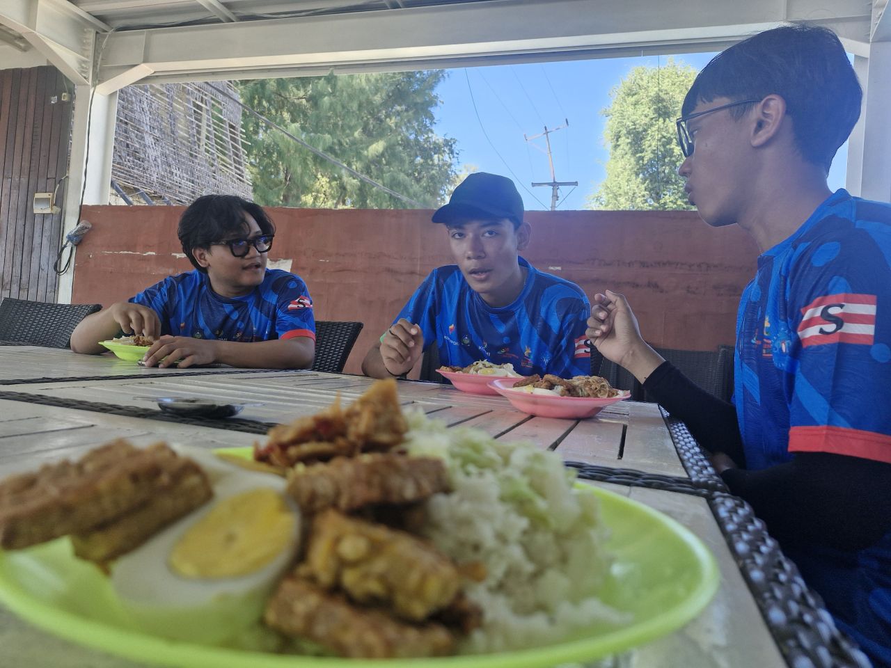 Foto : Saat atlet SUP Jatim sedang menikmati sarapan