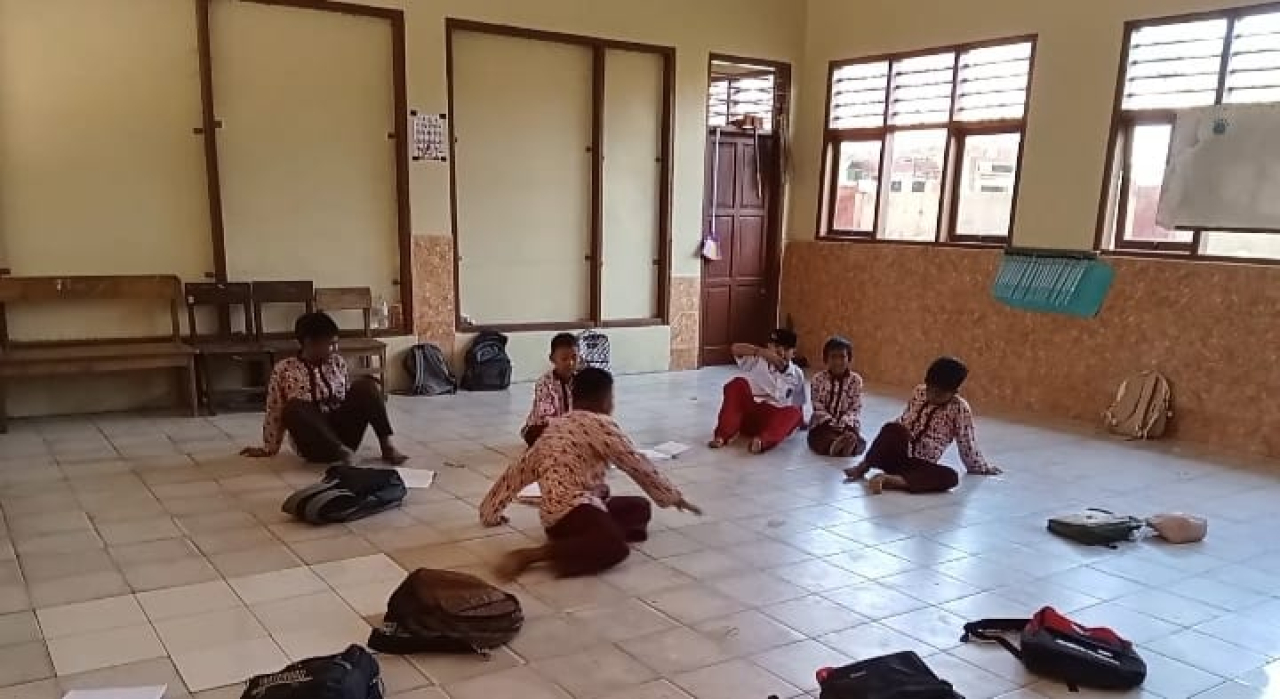 Miris, Siswa SDN 3 Sukajaya Karawang Belajar Beralaskan Lantai