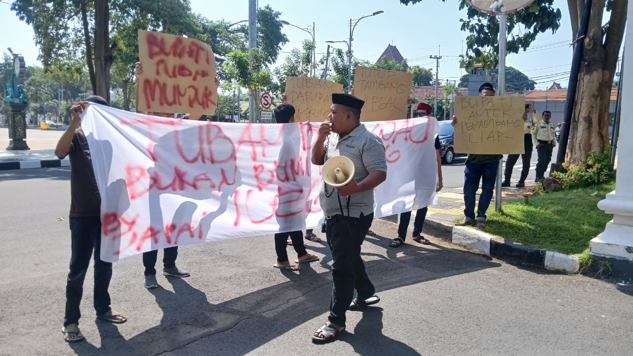 Foto : MH Sholeh saat menggelar aksi di Grahadi