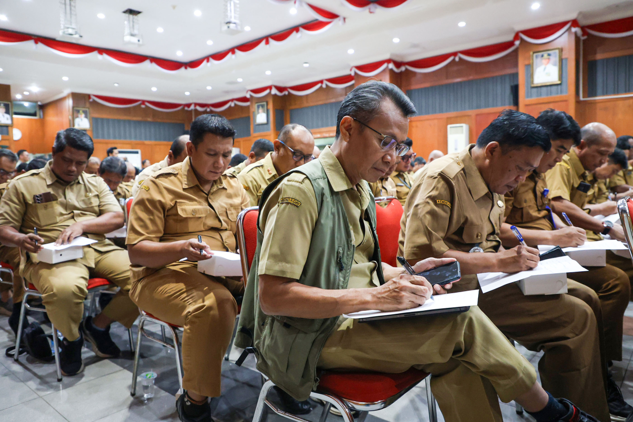 Wali Kota Surabaya Perintahkan Lurah dan Camat Buat Edaran ke Rumah Warga: Urus Adminduk Gratis