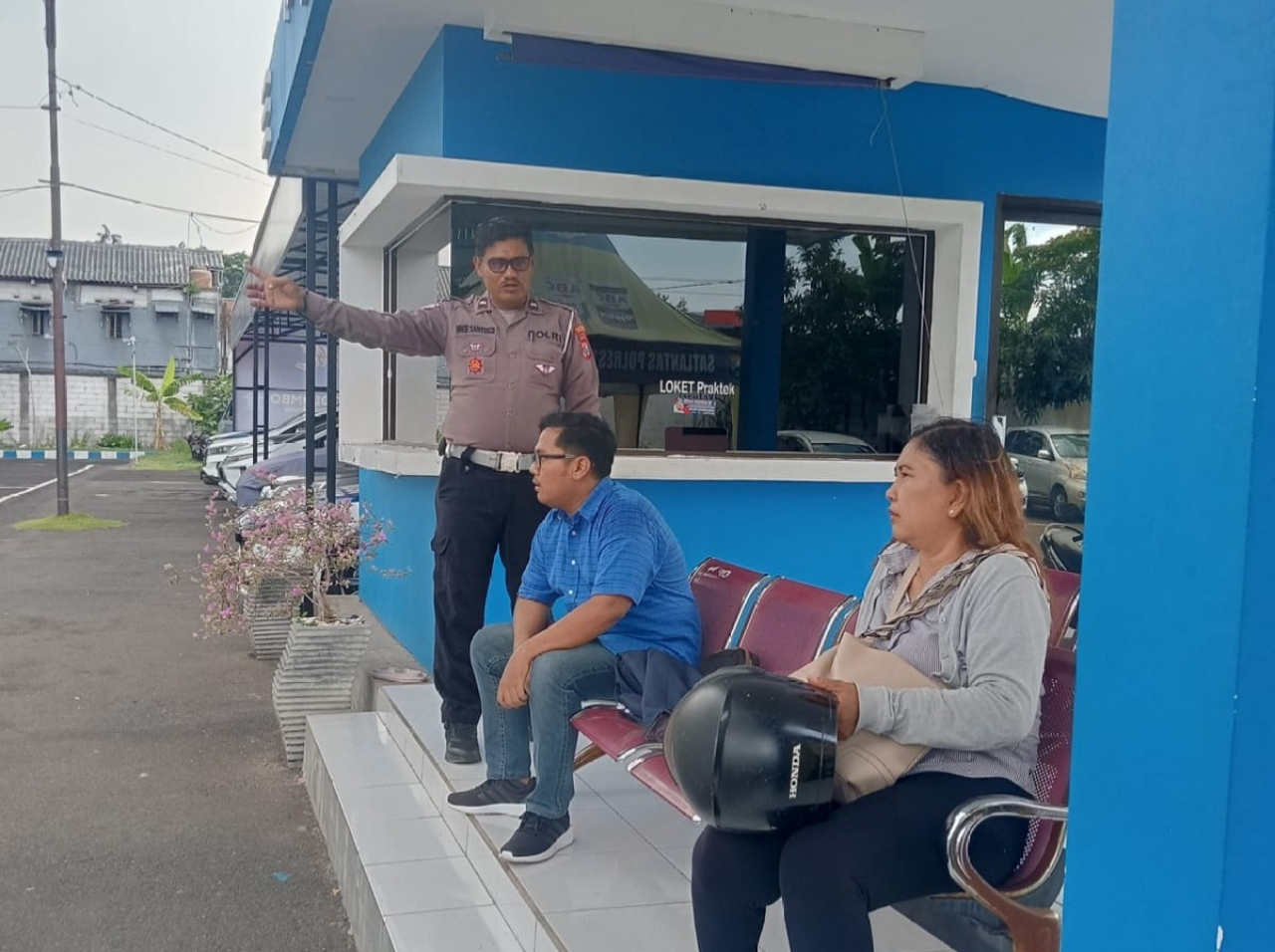 Tim kelompok kerja Satpas Colombo Surabaya, Aipda Wage Santoso saat memberikan pelayanan prima terhadap pemohon Sim C dalam uji kelayakan berkendaraan roda 2 (Foto: Dok istimewa)