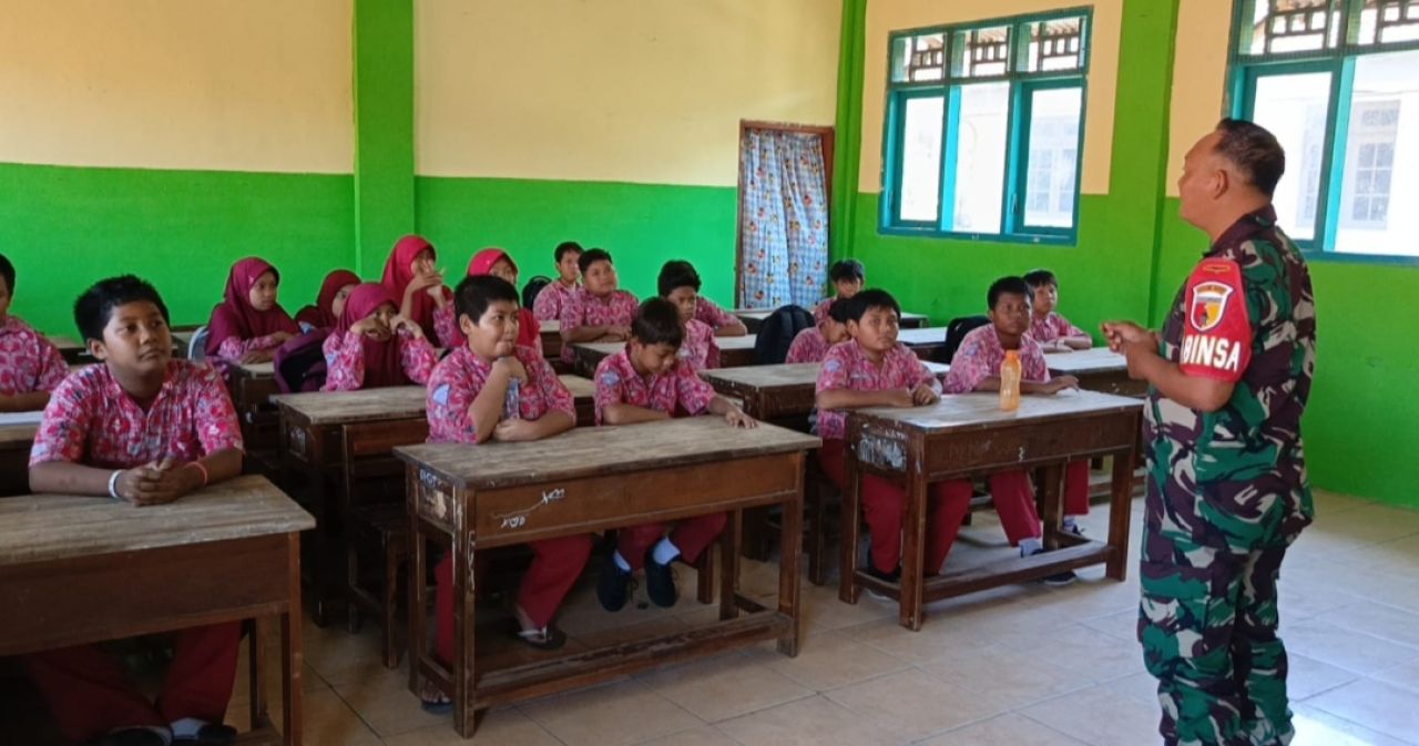 Tanamkan Rasa Cinta Tanah Air, Babinsa Berikan Materi Wawasan Kebangsaan di SDN 149 Driyorejo