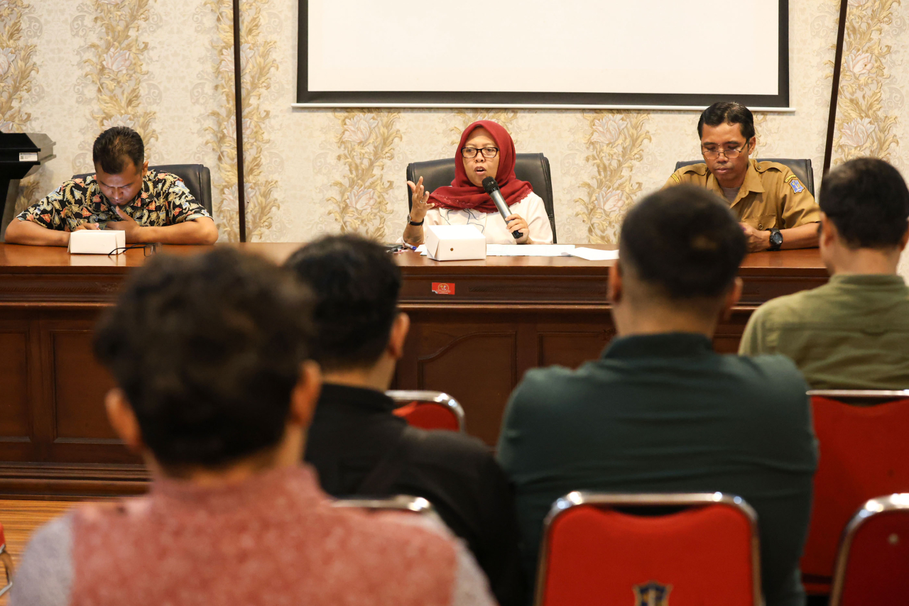 Kepala Dinkopumdag Surabaya, Febrina Kusumawati mengumpulkan para pelaku usaha sub distributor minuman beralkohol (mihol) di Convention Hall Lantai 2 Gedung Siola (Ruang Rapat 201-202), Selasa (28/10/2025) (Foto: Dok humas/pemkot sby)