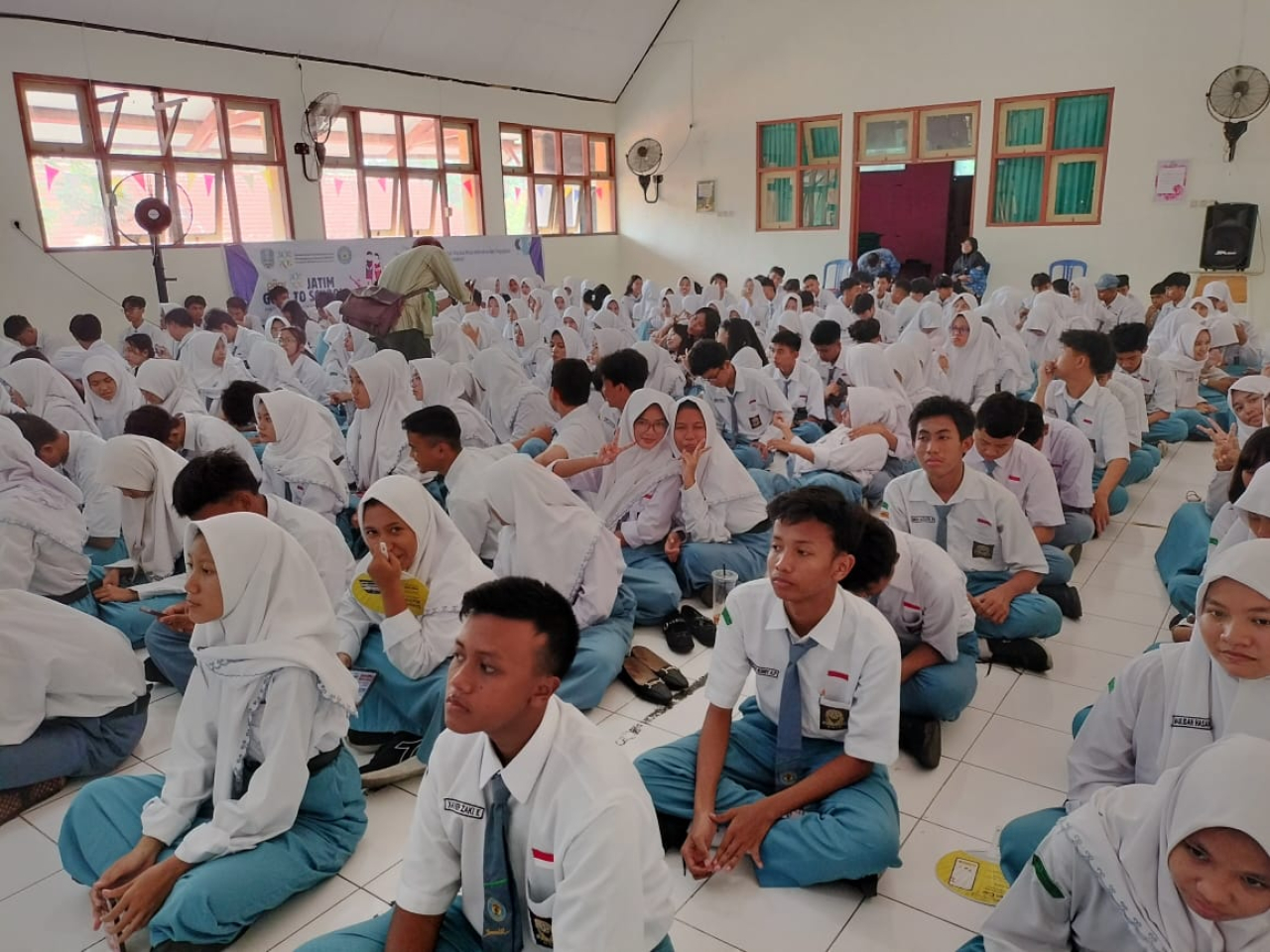 Siswa SMA Negeri 19 Surabaya, mendengarkan narasumber saat sosialisasi Stop Pernikahan Usia Dini (Foto: Dok info humas)