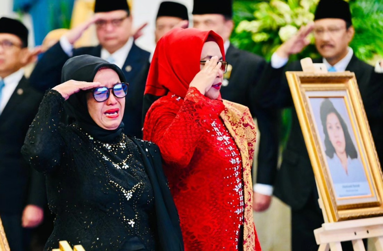 Kebaya merah (tengah) Marsini saat hadir dalam pemberian gelar pahlawan Nasional Marsinah (adik kandungnya) di Istana Negara, Jakarta, Senini (10/11/2025).