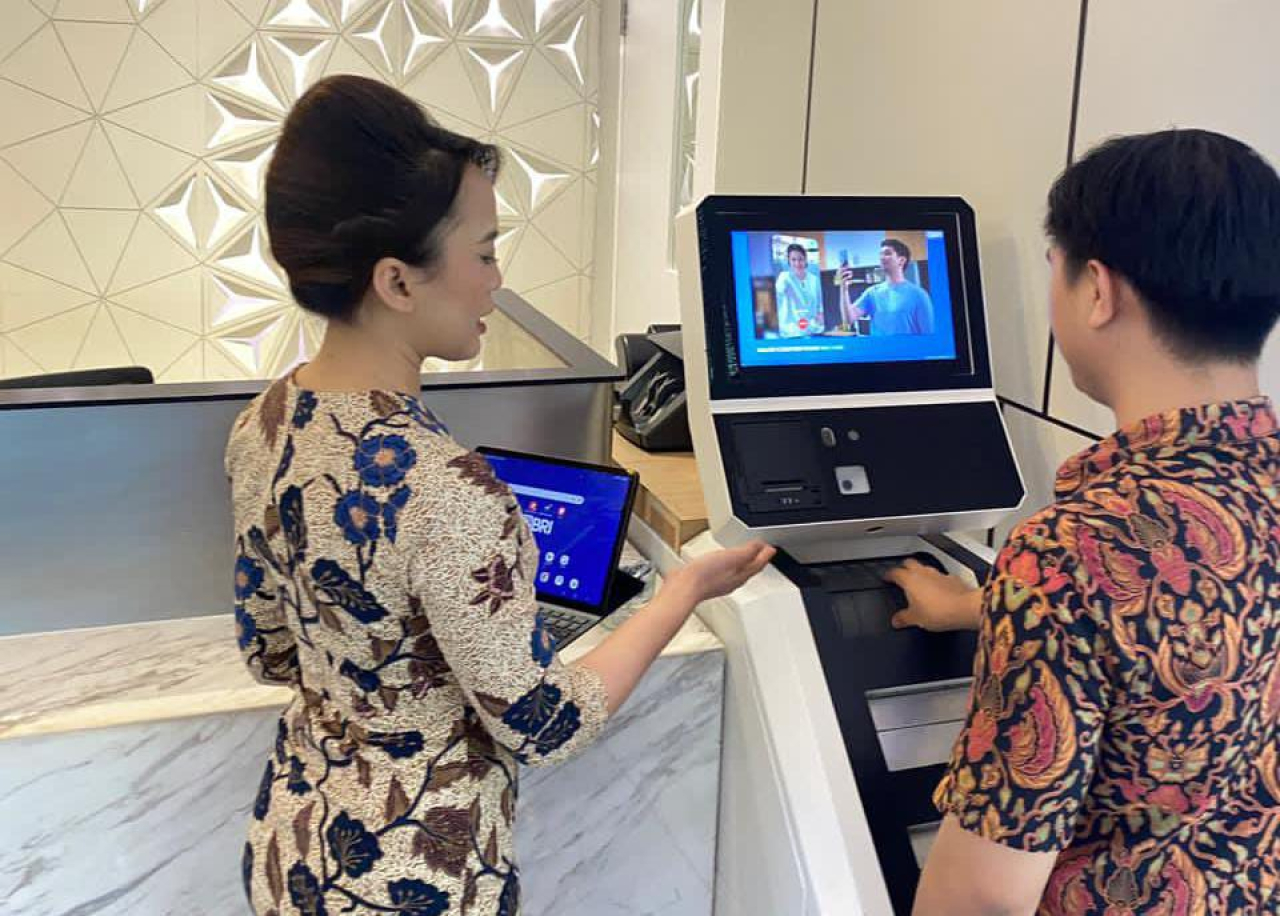 BRI Cabang Jakarta Menara BRILiaN memberikan mengedukasi nasabah dalam penggunaan layanan perbankan Teller Cash Recycler (TCR).