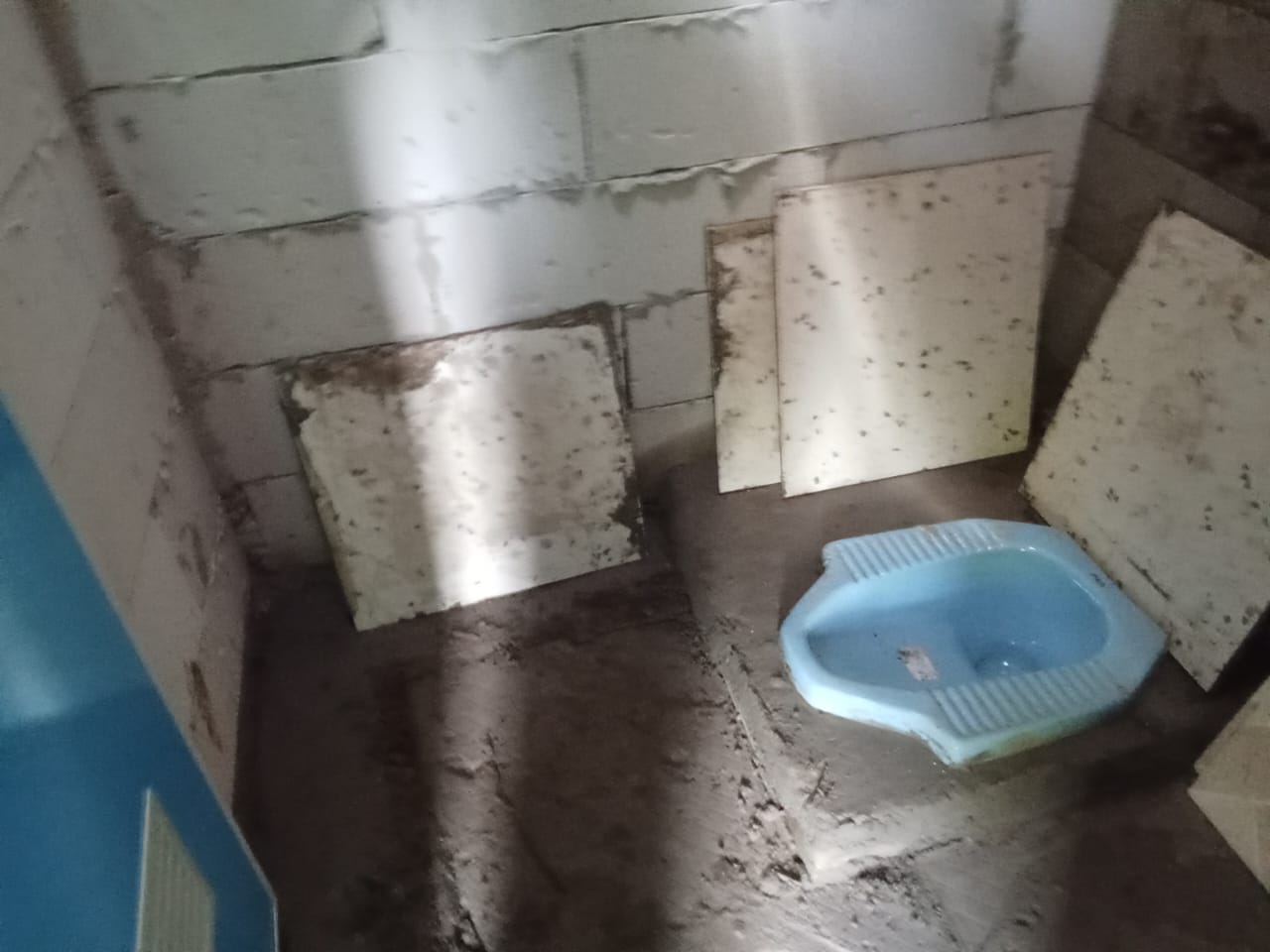 Pembanguan kurang maksimal, jamban WC juga terpasang tanpa ada gorong-gorong saluran pembuangan menuju Septic tank, penerima manfaat Rutilahu yang berada di Desa Pegadungan Tempuran, Karawang merasa tidak lapang atas pembangunan tersebut (Foto: Dok @di)