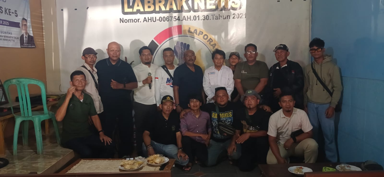 Aniversary ke-5 Media LabrakNews bersama sejumlah jurnalis Karawang (Foto: Dok istimewa)