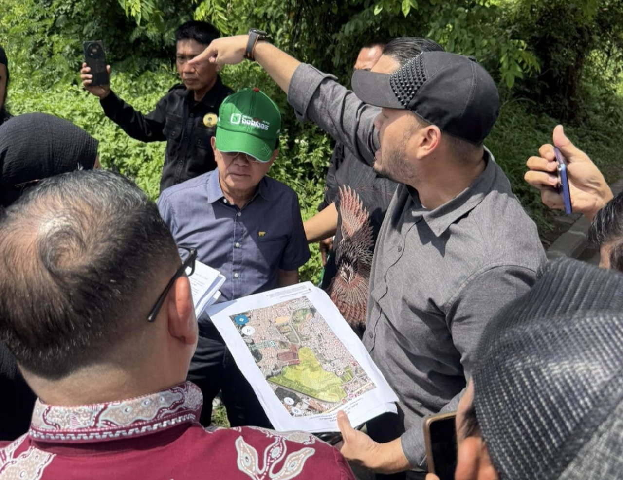 Dr. (Cand) Shri Hardjuno Wiwoho, S.H., M.M., melakukan peninjauan terhadap lahan seluas sekitar 52,8 hektare di Kelurahan Larangan, Kota Cirebon. (Foto: Dok istimewa)