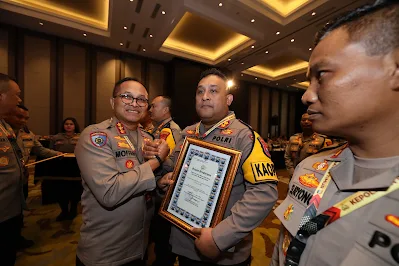AKBP William Cornelis Tanasale saat menjadi Kapolres Pelabuhan Tanjung Perak, menorehkan prestasi menerima penghargaan dari Kapolda Jatim pada tahun 2024 (Foto: Dok istimewa)
