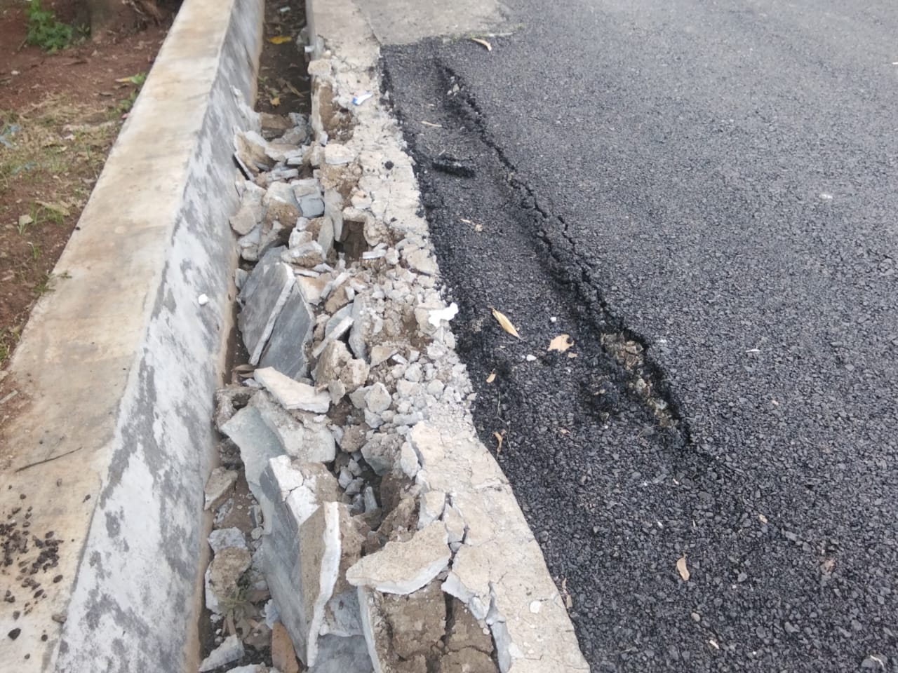 Kondisi proyek peningkatan Jalan Lampean–Sukaati di Desa Darawolong, Kecamatan Purwasari, Kabupaten Karawang (Foto: Dok sumber media/rakyatjelata)