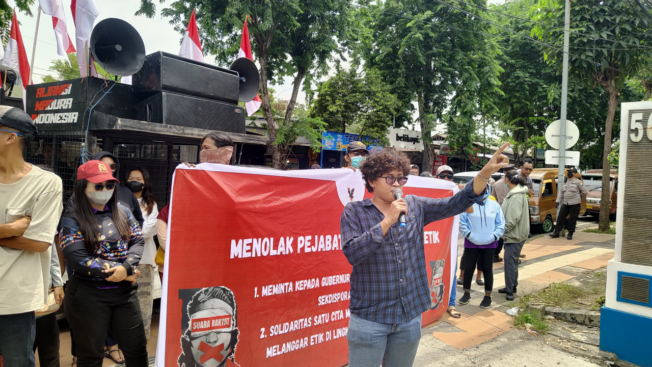 Serangkaian aksi Solidaritas Satu Cita di depan kantor Dispora jatim, menuntut Sekdispora agar segera di copot (Foto: Dok istimewa)