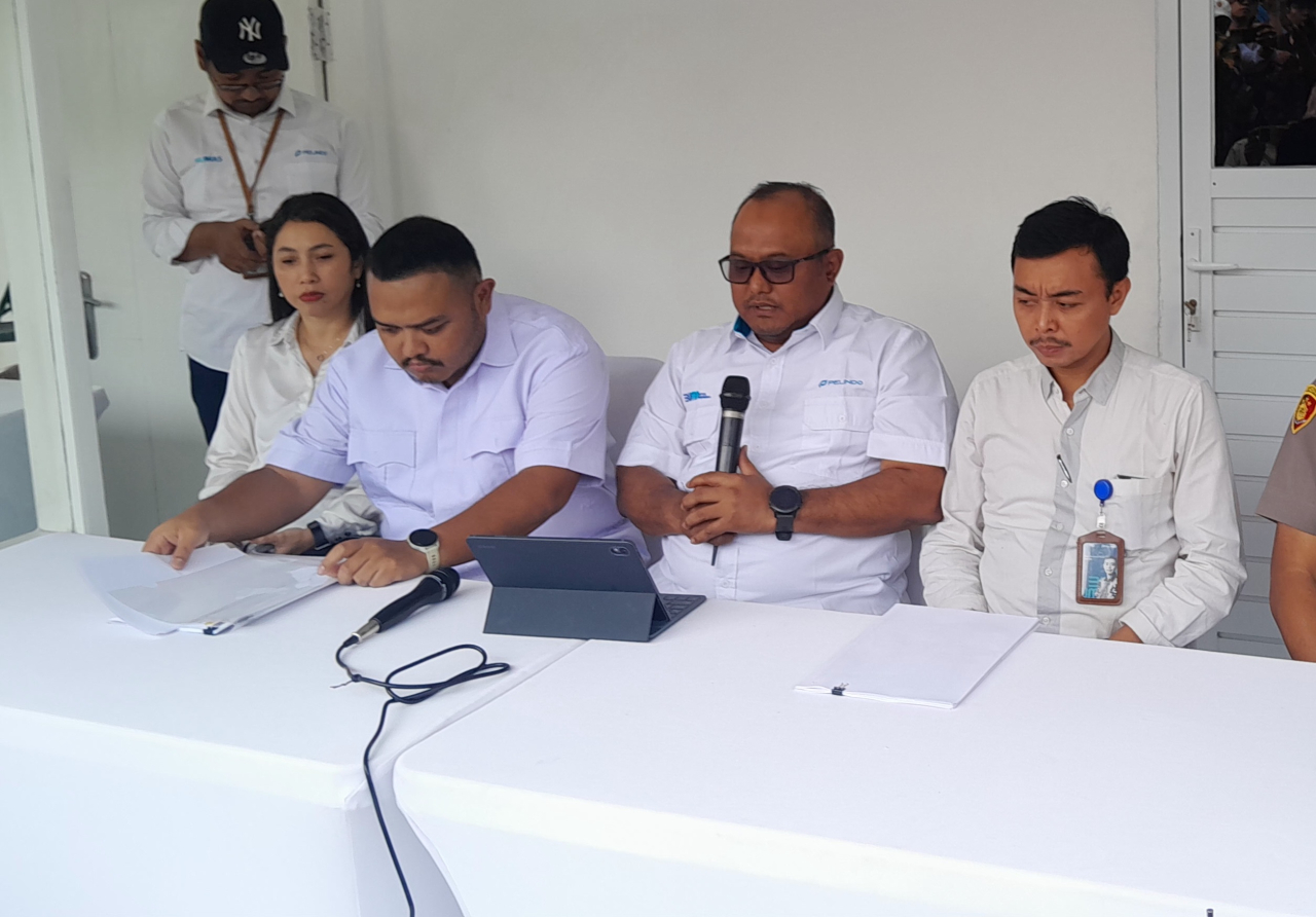 Regional Head Jawa Pelindo III, Purwanto saat memberikan keterangan pers conference di Teluk Kumai 83 Surabaya (Foto: Dok ndro/rakyatjelata)