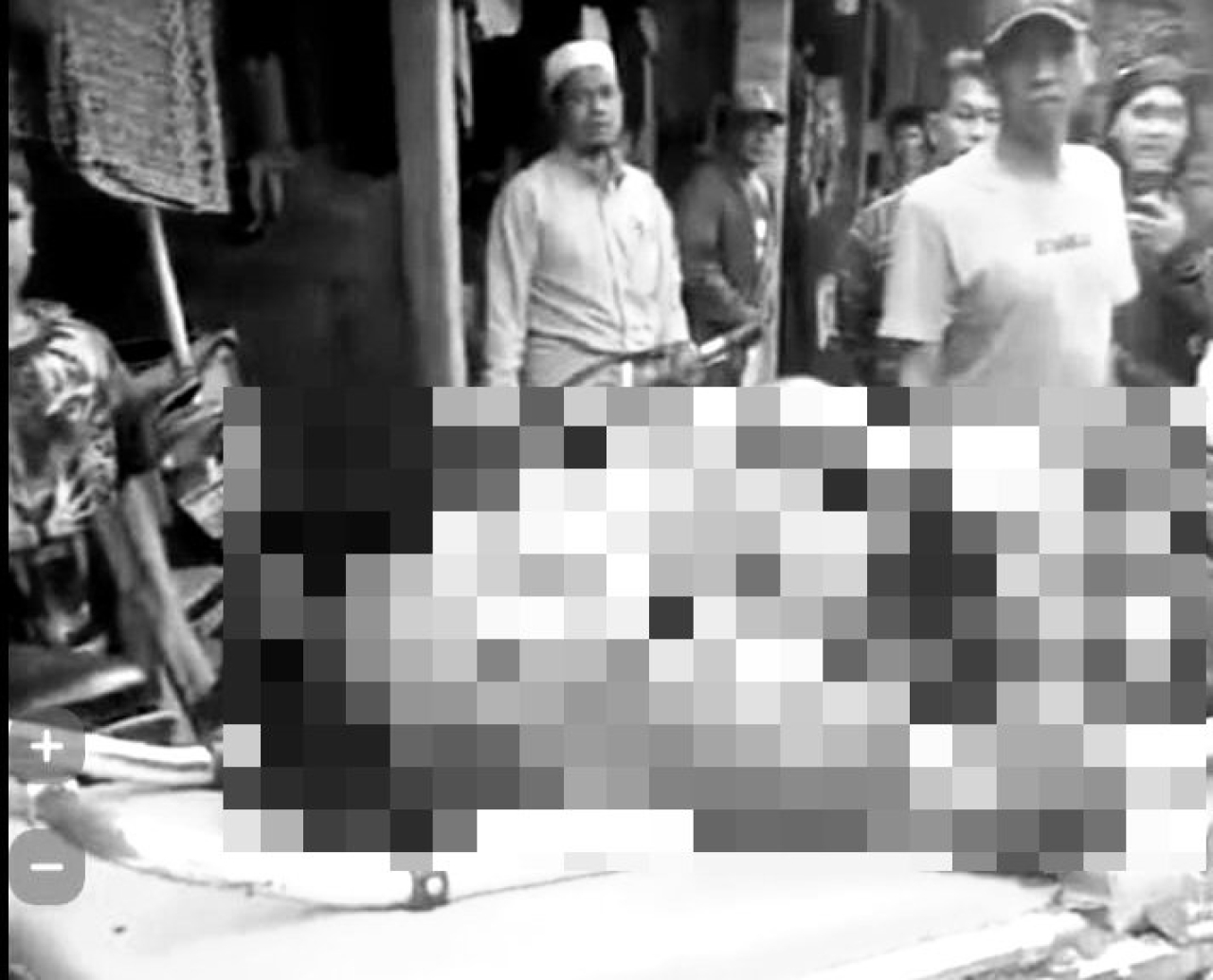 Korban salah satu penghuni kos di Bangkalan Tanah Merah, bersimbah darah penuh luka akibat benda senjata tajam (Foto: Dok @dir/rakyatjelata.com)