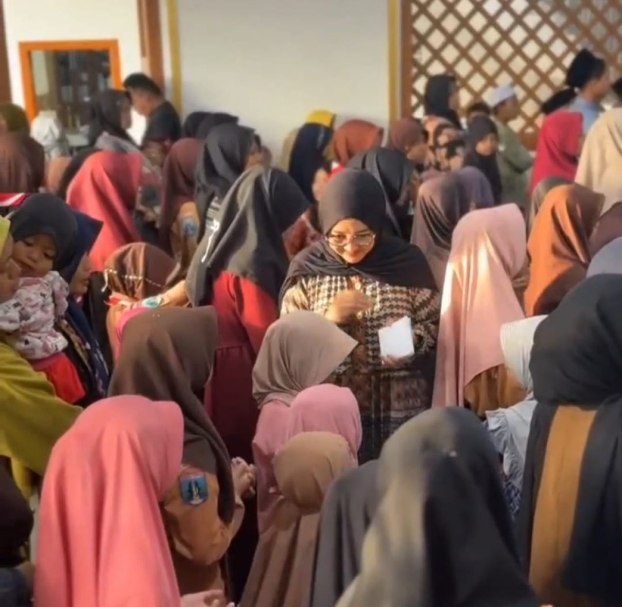 Setiap Jumat Manis, Bun Wid dan Istri Istiqomah Santuni 150 Anak Yatim