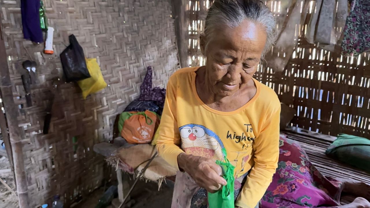 Foto : Kondisi Rumah Nenek Yang Tak Layak