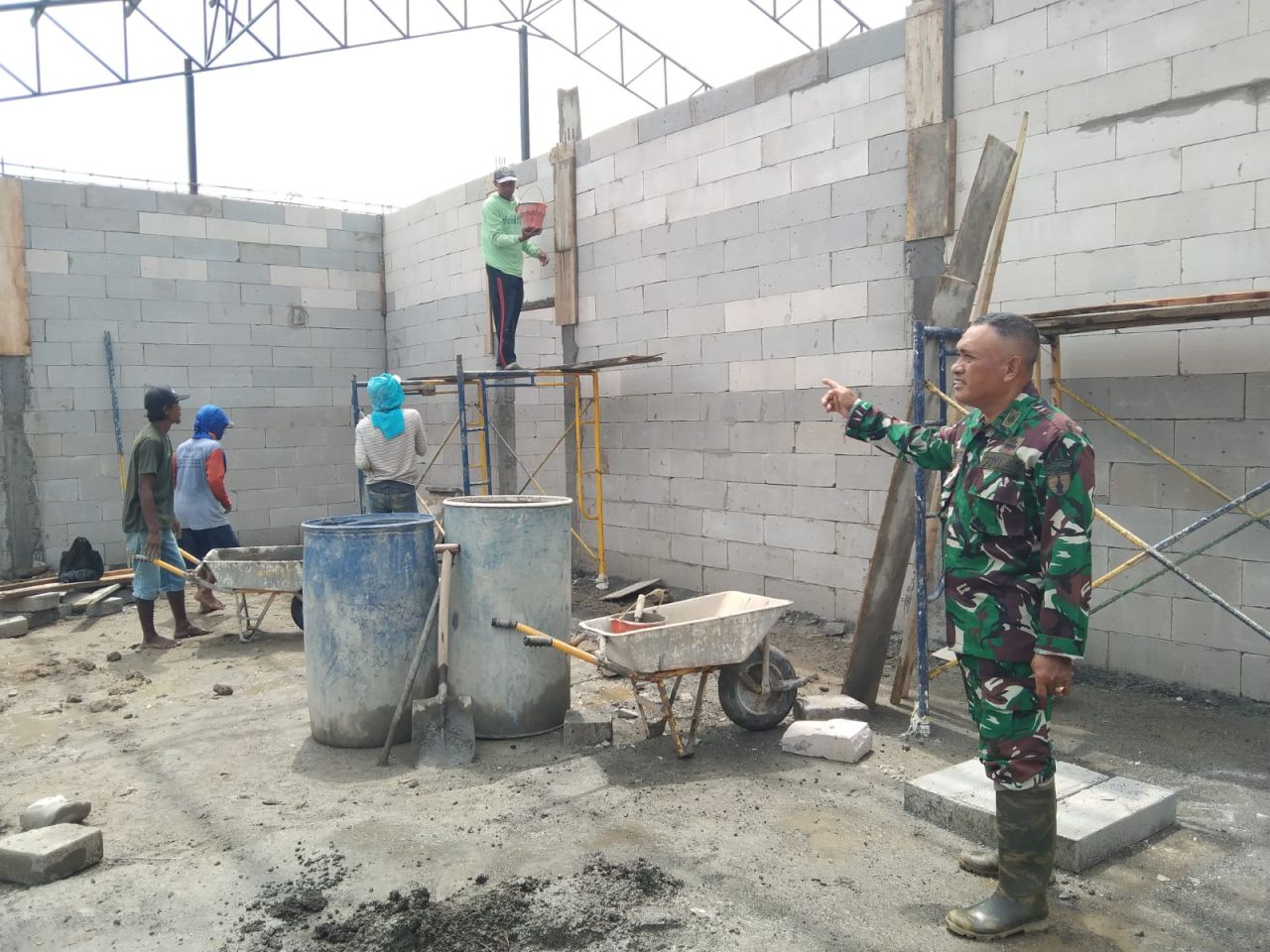 Pastikan Berjalan Sesuai Target, Babinsa Lundo Peltu Sunardi Pantau Pembangunan KDKMP