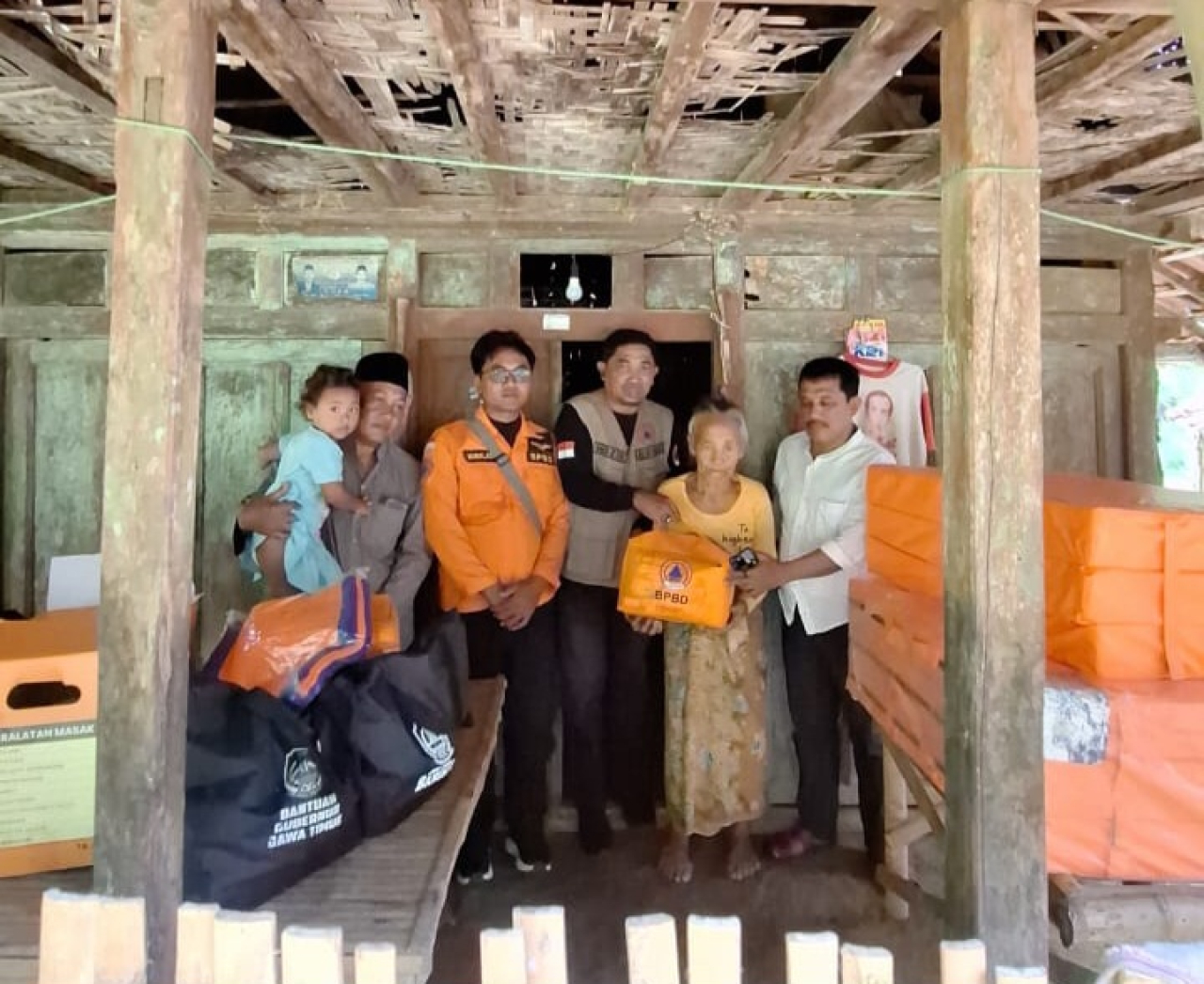 Dua Lansia mendapatkan bantuan sandang pangan melalui BPBD Sampang di desa Nyeloh Kendundung (Foto: Dok rakyatjelata/efendi)