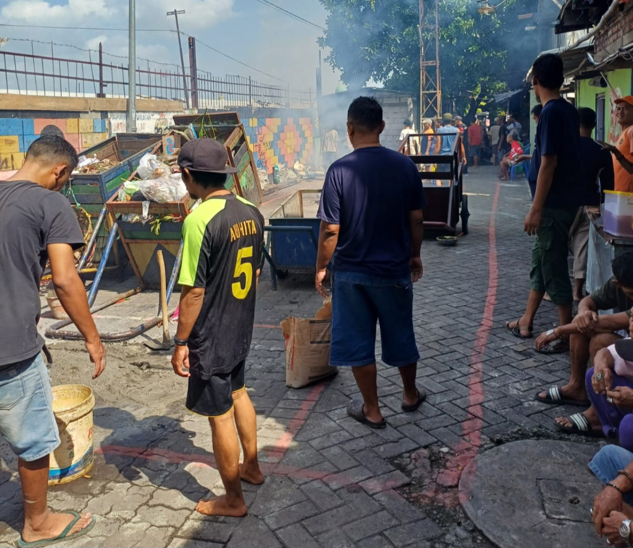 Kerja bakti warga Tenggumung Baru Selata Rt 02 Rw 10 kota Surabaya (Foto: Dok istimewa)