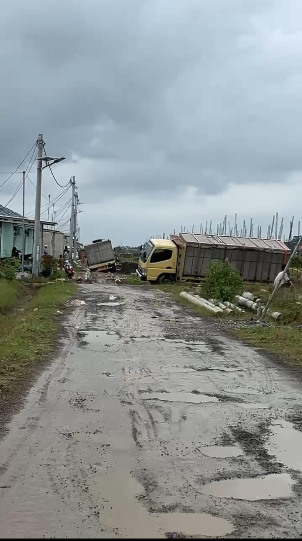 jalan utama di perum griya Arista Cilamaya rusak dan berlubang, pihak Developer memberikan keterangan janji akan di perbaikai kepada penghuni (Foto: Dok info/rakyatjelata)