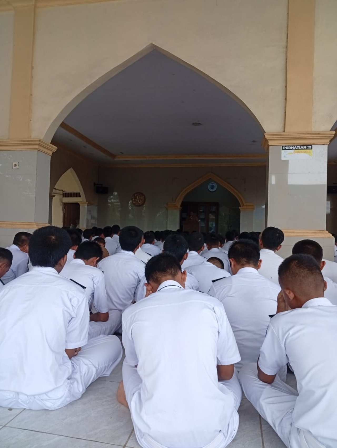Kegiatan wajib sholat berjamaah di SMK Negeri Cilamaya, Karawang (Foto: Dok adi/krwang)
