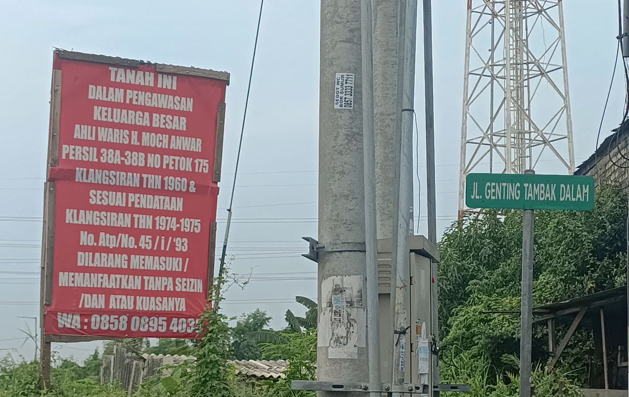 Foto : Banner yang di pasang oleh LSM di Lokasi Tanah Sengketa