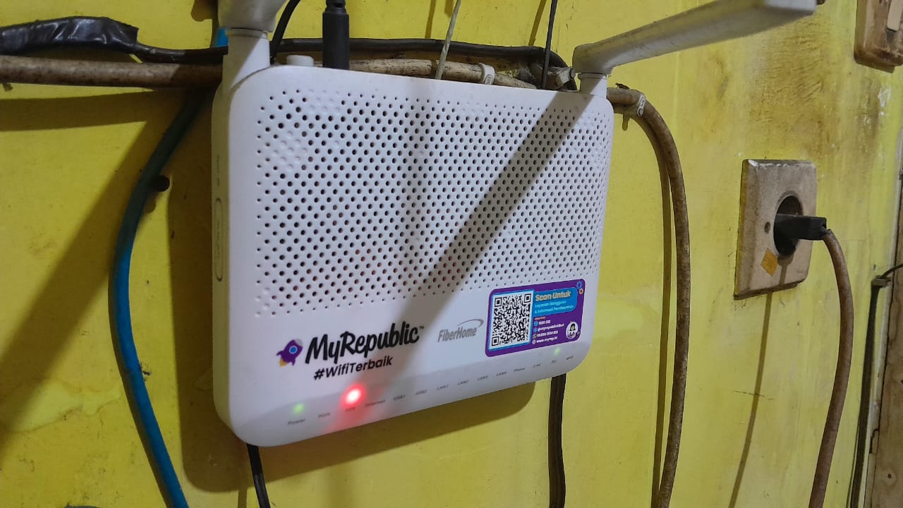 Router jejaring MyRepublik milik pelanggang Sufiawati mengalami pecah lampu merah dah hijau (Foto: Dok ndro/rakyatjelata)