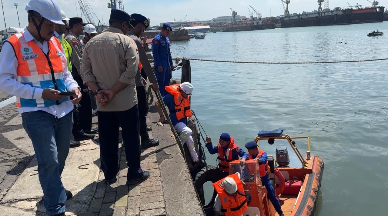 Pelindo Regional 3 bersama jajaran kepolisian, tim sar dan unsur penyelamatan saat evakuasi kapal pasific 88 di dermaga jamrud selatan (Foto: Dok info/hum)