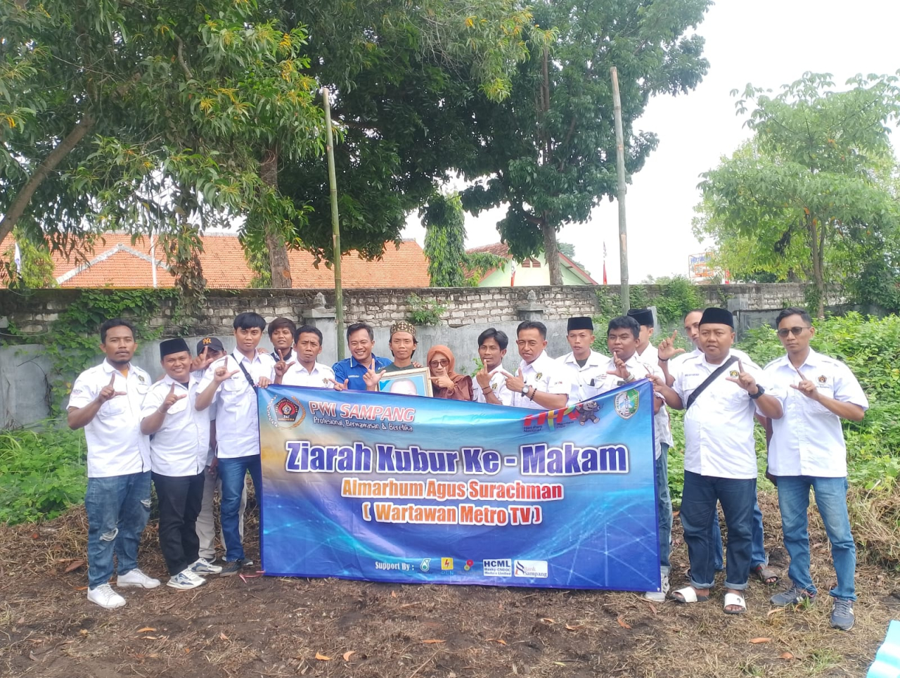 Anggota PWI Sampang saat berziarah ke makam almarhum Agus Surahman (Foto: Dok info/fen/rj samapang)