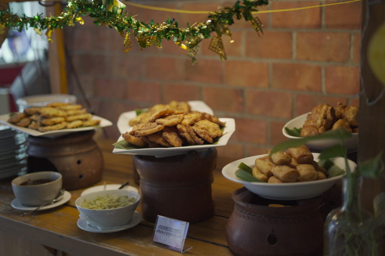 ARTOTEL TS Suites Surabaya menyediakan jajanan khas daerah seperti: tempe mendoan, pisang goreng, tahu bacem dan masih banyak lagi (Foto: Dok ARTOT