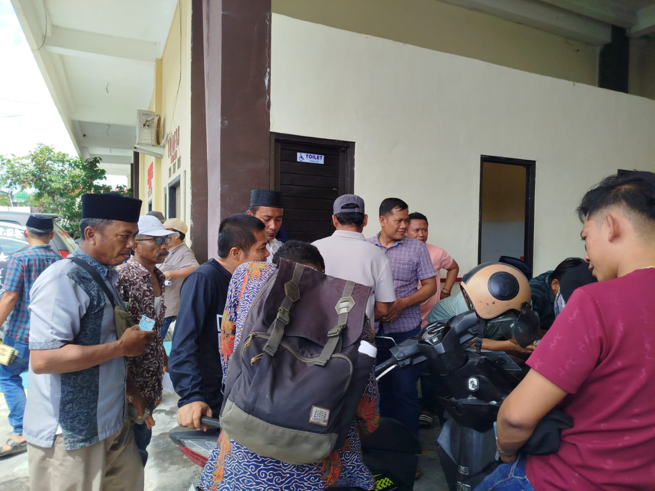 Diduga Investasi Bodong, Warga Bira Barat Serbu Polres Sampang, Kerugian Ditaksir Rp 23 Miliar
