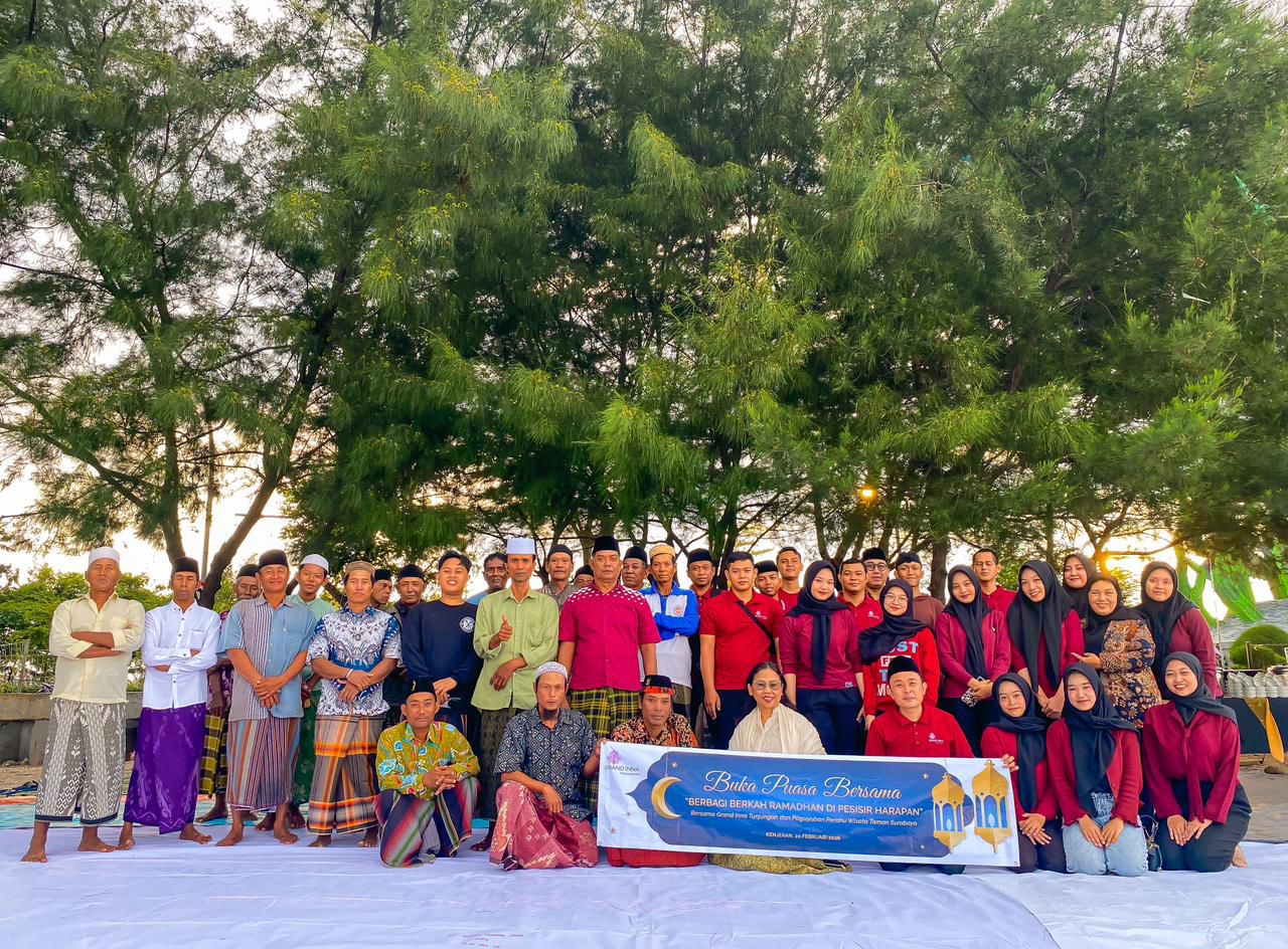 Grand Inna Tunjungan Surabaya bersama keluarga Paguyuban Wisata Perahu Taman Surabaya (PWPTS) di pesisir harapan, momen saat melaksanakan kegiatan buka bersama.dan sosial (Foto: Dok inna hotel/rakyatjelata)