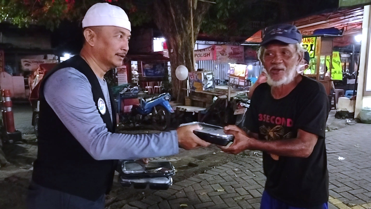 Gelar Sahur On The Road di Surabaya,  Baksos'e Suroboyo Bagikan 400 Paket Nasi, Sasaran  Pekerja Dini Hari 